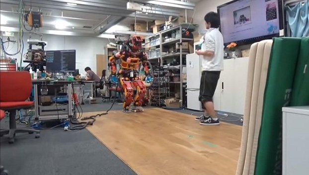 Японские инженеры научили робота кататься на роликах и скейте 
