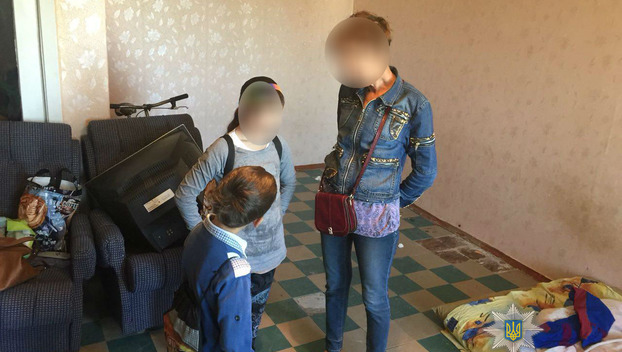 В Дружковке мать уехала гулять, не оставив детям ключи от квартиры