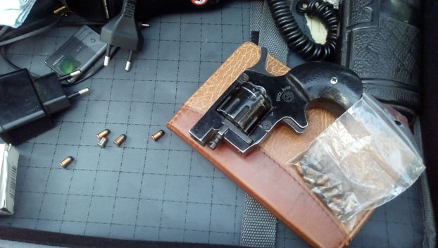 Пограничники на КПВВ «Зайцево» обнаружили револьвер в личных вещах водителя