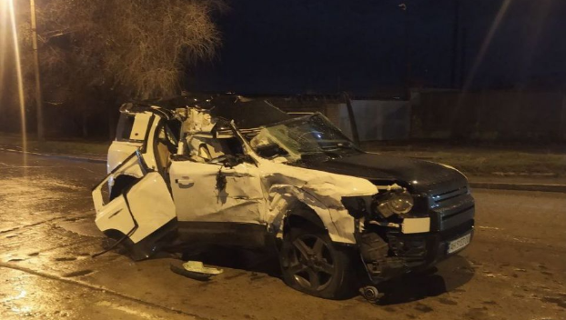 Авто всмятку, водитель в больнице — жуткое ДТП произошло в Мариуполе