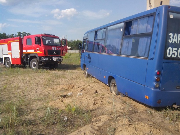 В Лимане автобус с 28-ю пассажирами застрял среди песков