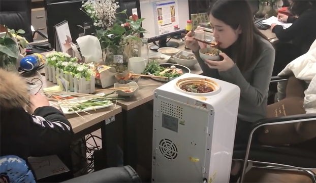 Видеоблогер готовит обед, используя офисную технику