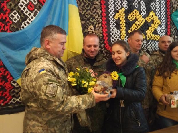 В Дружковке дети поздравили военных и полицейских с Днем защитника Украины