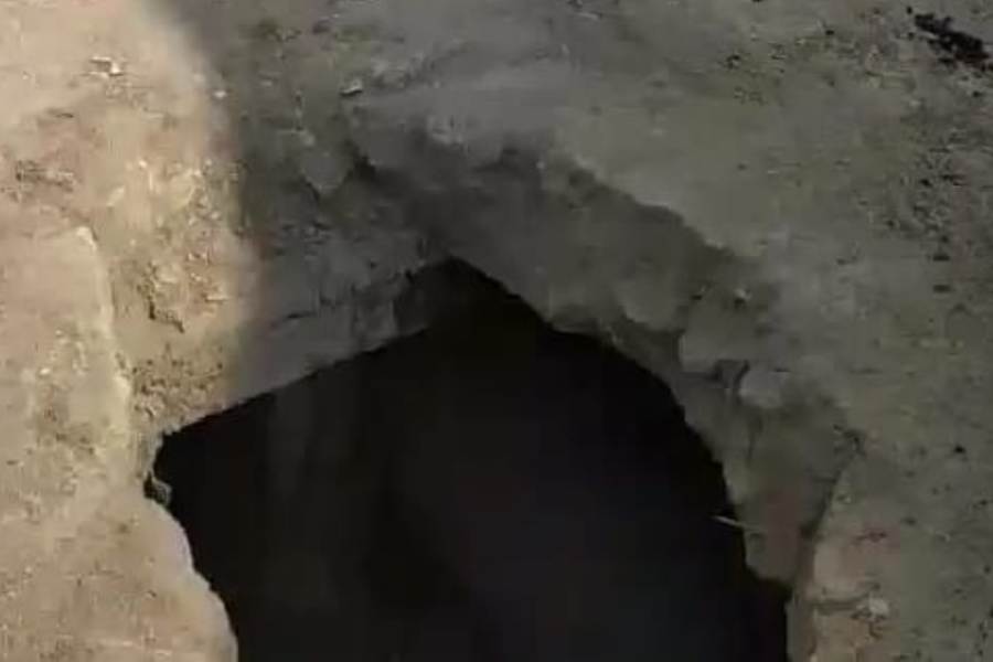 Мать с ребенком провалилась в яму в Мариуполе