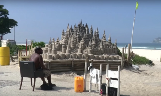 Бразилец прожил 22 года в песочном замке на пляже