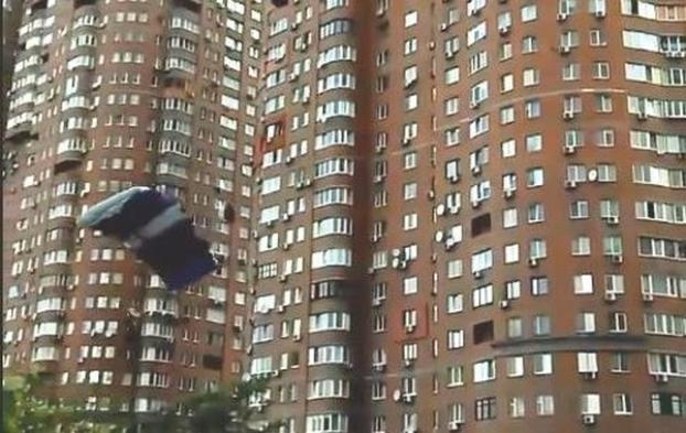 В Киеве из окна высотки с парашютом выпрыгнул эстремал