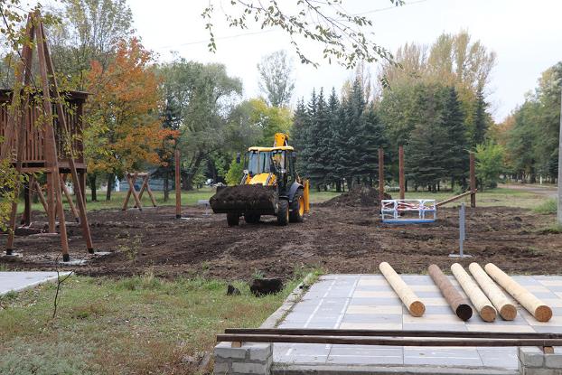В Славянске строят детскую инклюзивную площадку