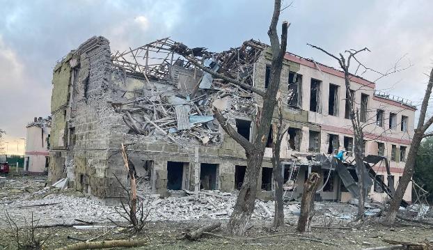 Ночью в Константиновке и Краматорске разбиты школы, есть погибший