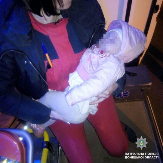 При попытке ударить полицейского пьяная мать упустила из рук  младенца