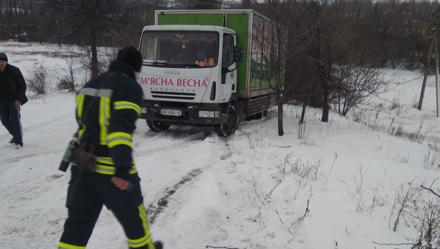 В Дружковке грузовик попал в снежную ловушку
