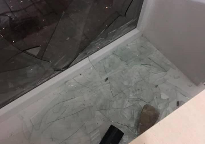 В Дружковке в молодежном центре хулиганы разбили окно