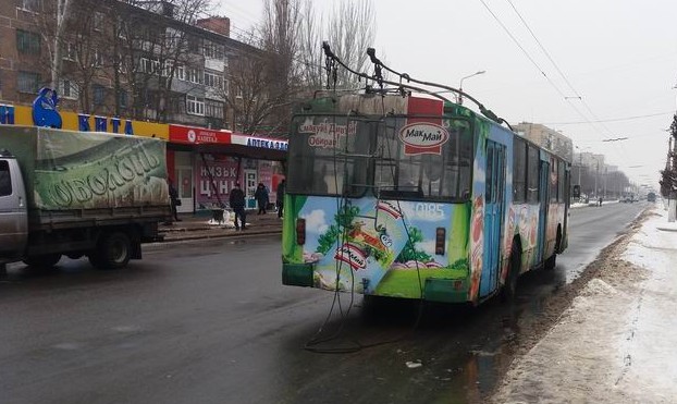 В Краматорске на ходу из троллейбуса выпала пенсионерка