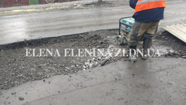 Покровск: коммунальщики придумали как бороться с ямами на дорогах