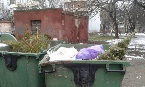 В Константиновке задержали мужчину, который зарабатывал с помощью мусорных контейнеров