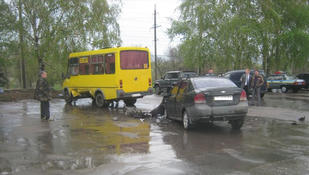 В Дружковке маршрутка и легковой автомобиль «не поделили» дорогу