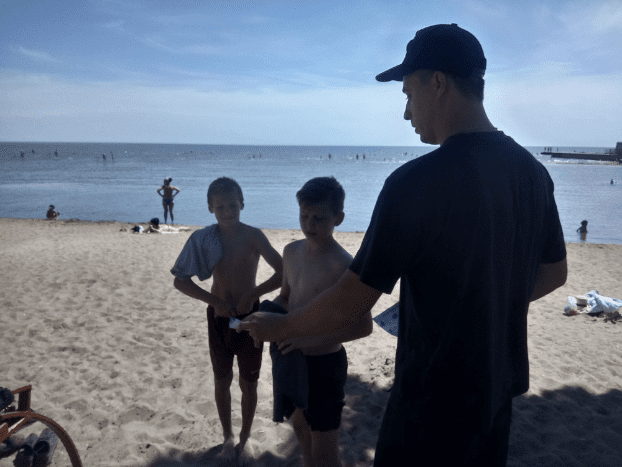 Спасатели Мариуполя проводят профилактические беседы с отдыхающими на побережье