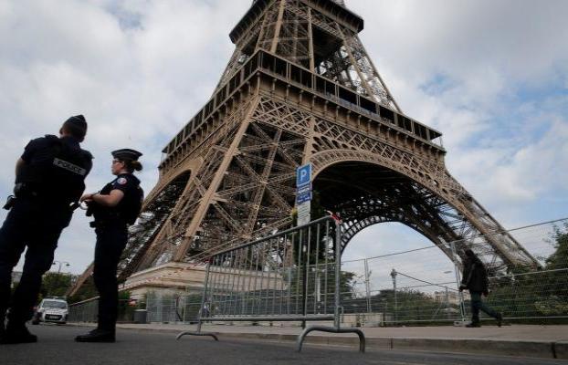 Эйфелеву башню для защиты от террористов оградят пуленепробиваемым стеклянным забором