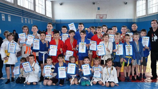 Самбисты из Доброполья завоевали 11 золотых медалей на открытом чемпионате