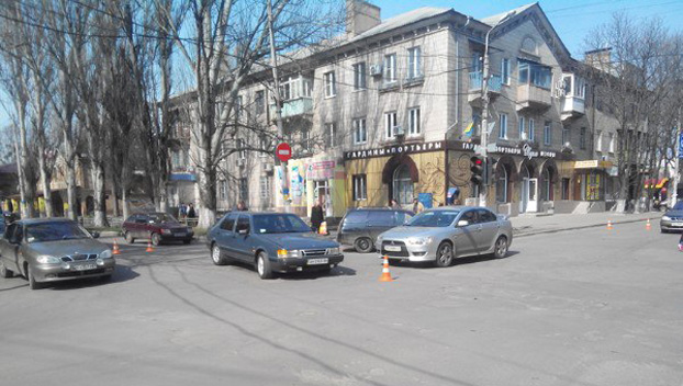 Дорожная авария: В Славянске столкнулись два автомобиля