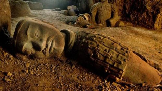В Китае при раскопках нашли огромную древнюю статую