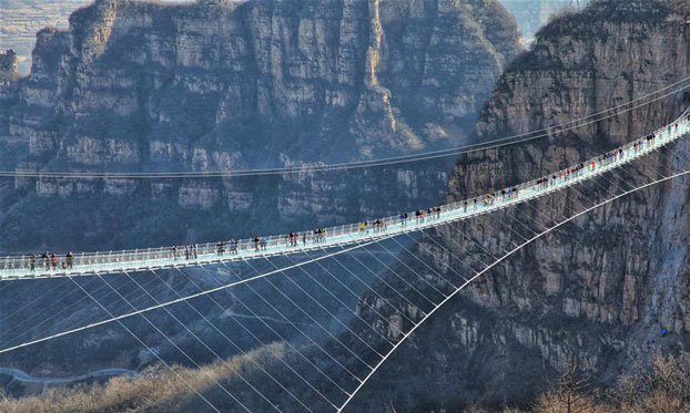 Для любителей пощекотать нервы: В Китае открыли стеклянный мост