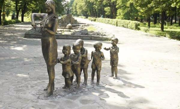 Загадочная скульптура в парке Доброполья