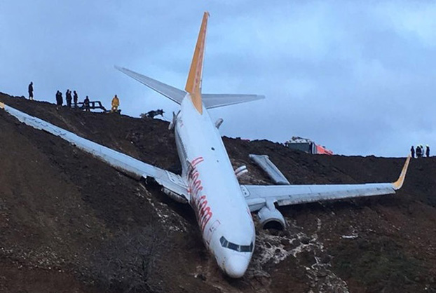 Появилось видео застрявшего на краю обрыва самолета в Турции 