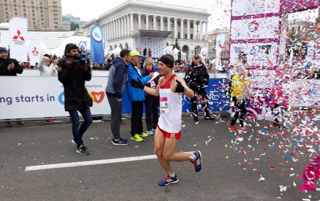 Артем Поддубный из Бахмута стал победителем международного марафона Wizz Air Kyiv City Marathon 2017