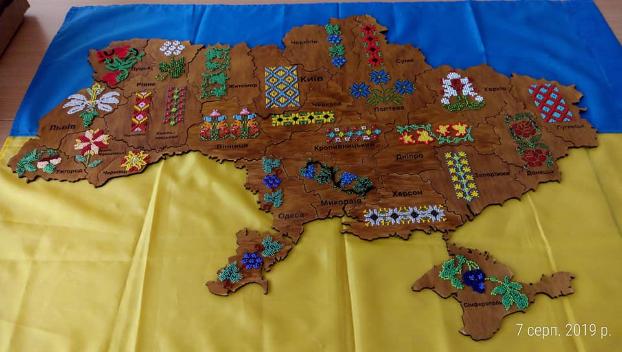 В Краматорске вышили деревянную карту Украины 