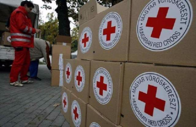 В Покровске Красный крест раздавал гуманитарную помощь