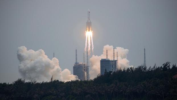 Китайская неконтролируемая ракета упала на Землю: известны координаты