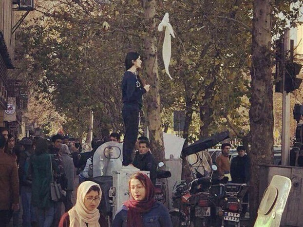 За снятый головной платок жительницу Ирана приговорили к 20 годам тюрьмы