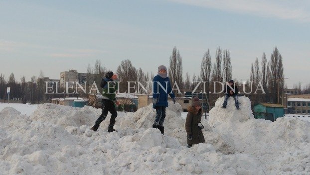 В Покровске появился снежный город и зимние паркуристы