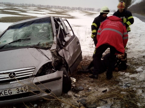 Спасатели достали женщину из разбитого под Дружковкой автомобиля