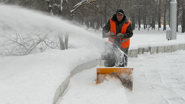 В Покровске появилась ручная техника для уборки снега