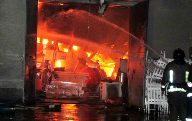 В Одессе сгорел мебельный склад