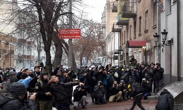 Националисты в Киеве забрасывают камнями здание «Россотрудничества»