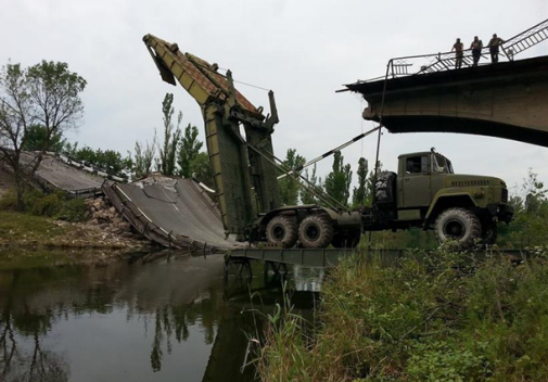В Семеновке начали восстанавливать разрушенный во время АТО мост