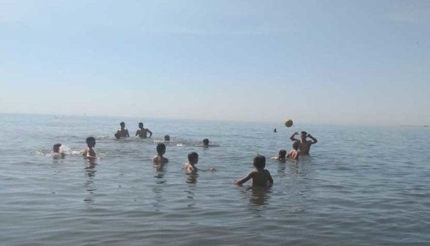 В Мариуполе стартовала ежегодная летняя школа плавания для детей