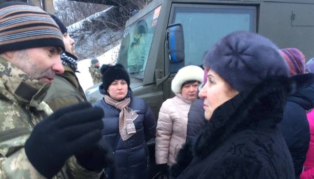 жители Николаевки с украинскими военными