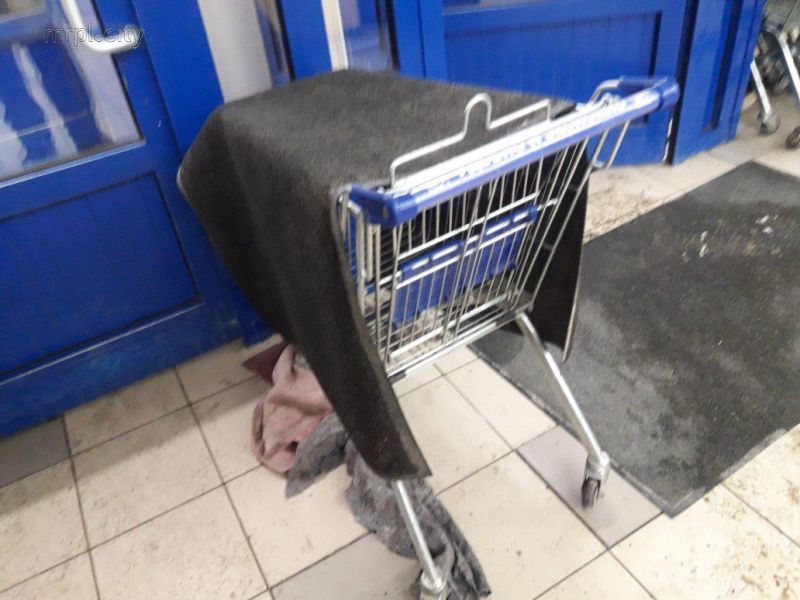 Мариуполь супермаркет на тележке тряпка ковер сушится грязный
