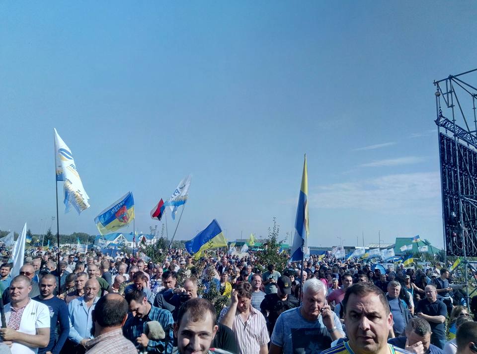 люди встречают Михаила Саакашвили на границе Украины