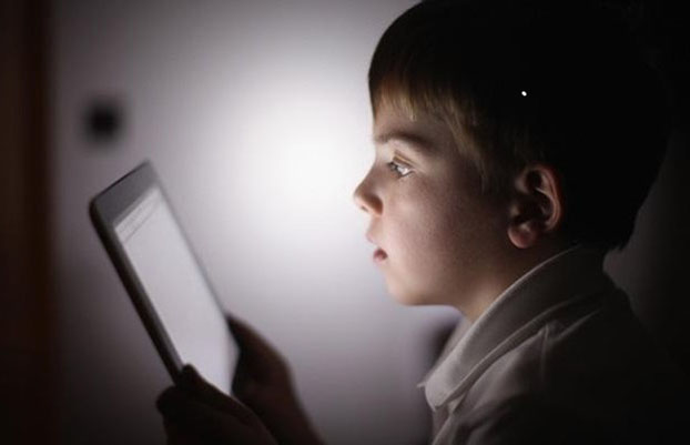 ребенок с электронной книгой