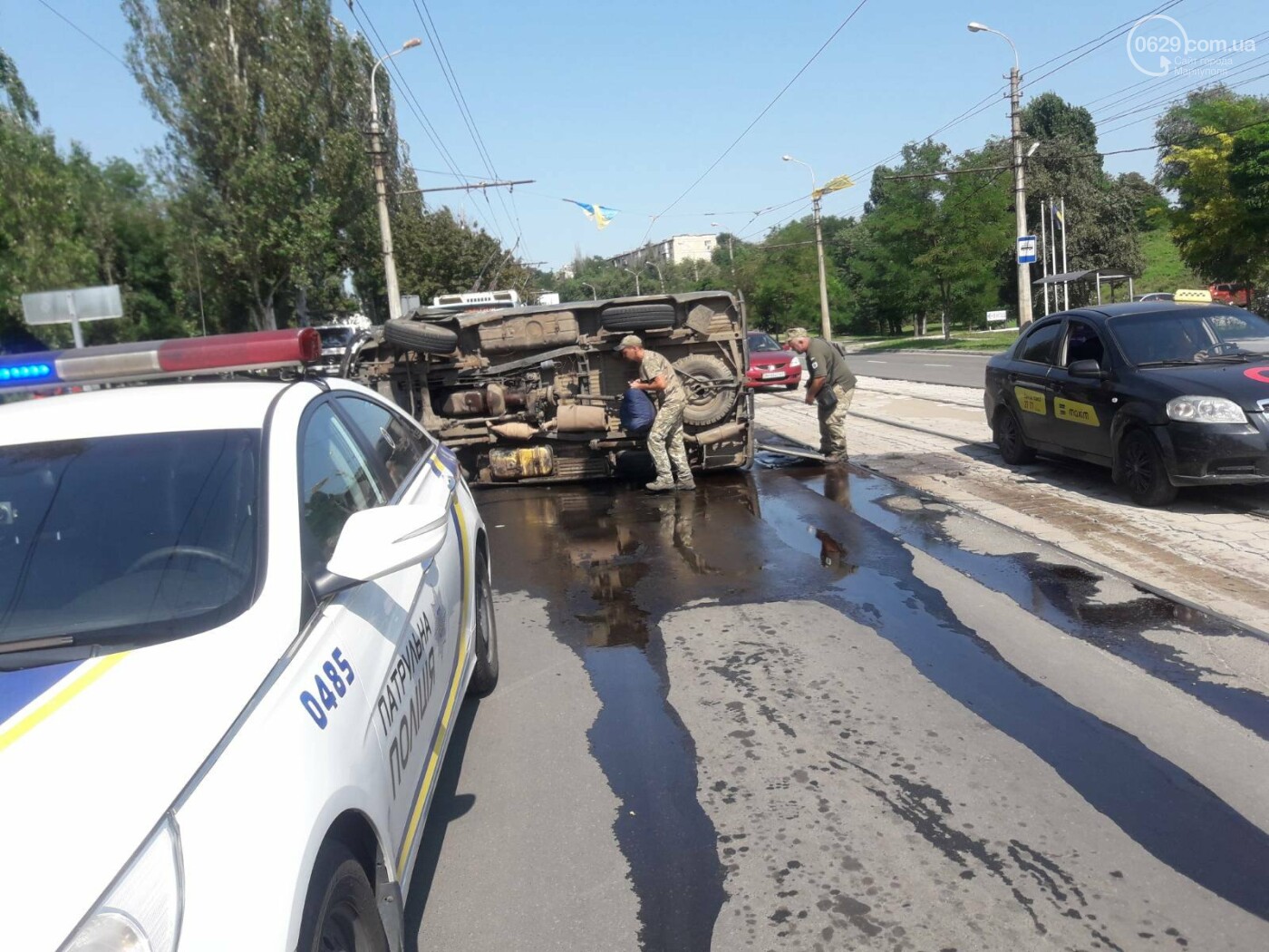 Daewoo и военный автомобиль столкнулись в Мариуполе