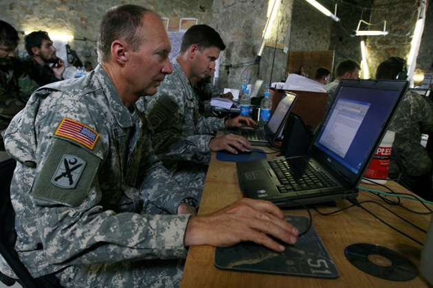 американские военные за компьютером