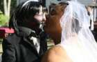 В США любительница фильмов ужасов вышла замуж за зомби-куклу