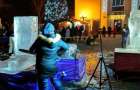 В Мариуполе на глазах у зрителей из льда вырезают сказочных героев