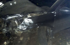 В Краматорске нетрезвый водитель перескочил через бордюр, зацепил дом и снес металлический забор