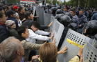 Протесты в Казахстане: митингующие штурмуют админздания — видео