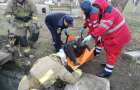 В Мирнограде во дворе горбольницы мужчина провалился в канализационный колодец